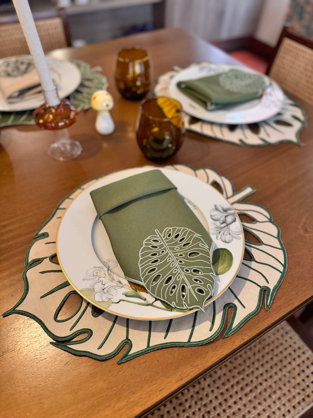 Hojas Beige w/ Green Trim Bundle: 4 Napkins + 4 Placemats