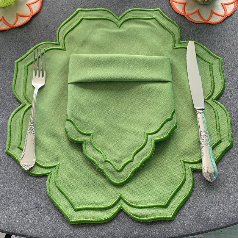 Dalia Green w/ Green Trim Combo (4 Placemats + 4 Napkins)